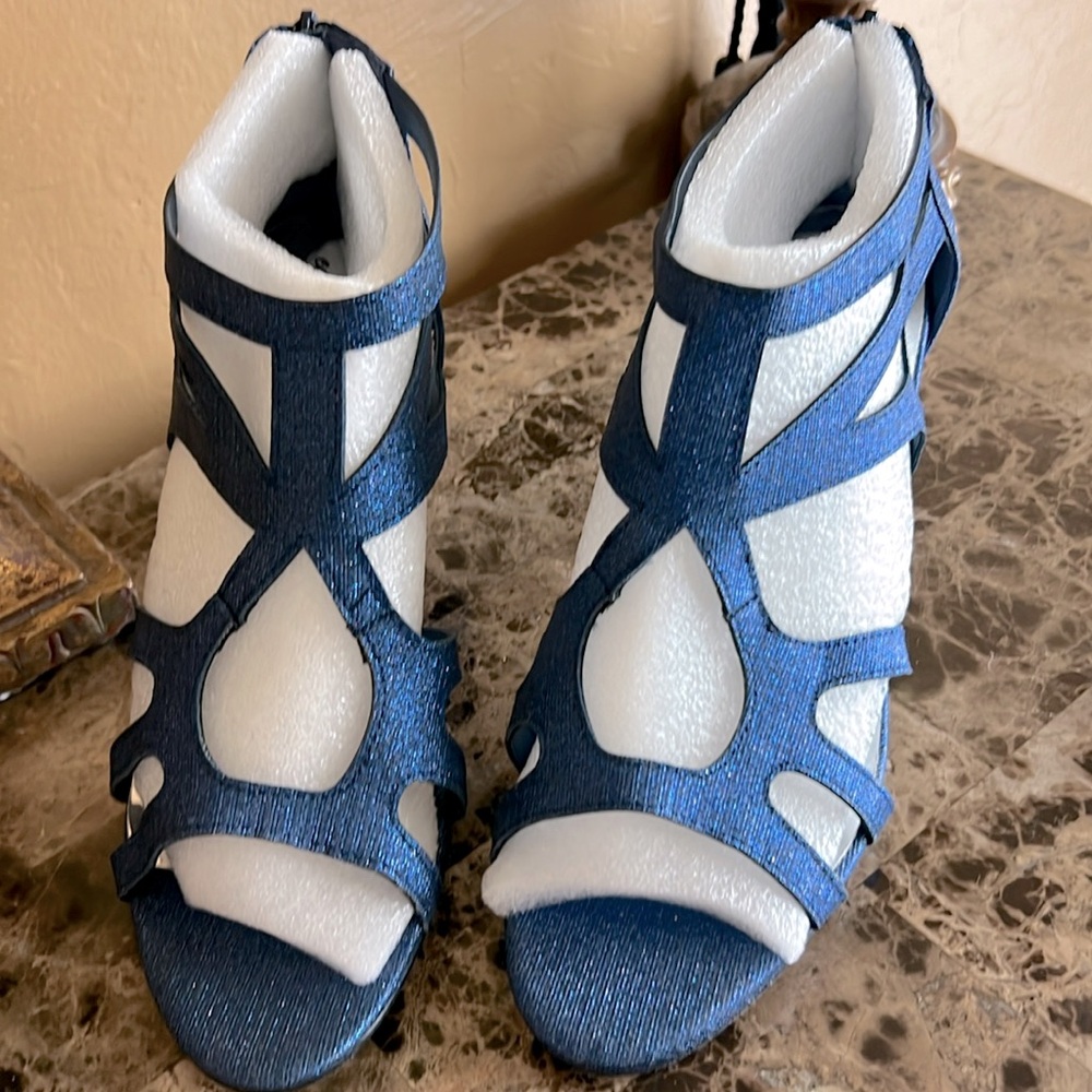 Easy Street alive five metallic blue pump